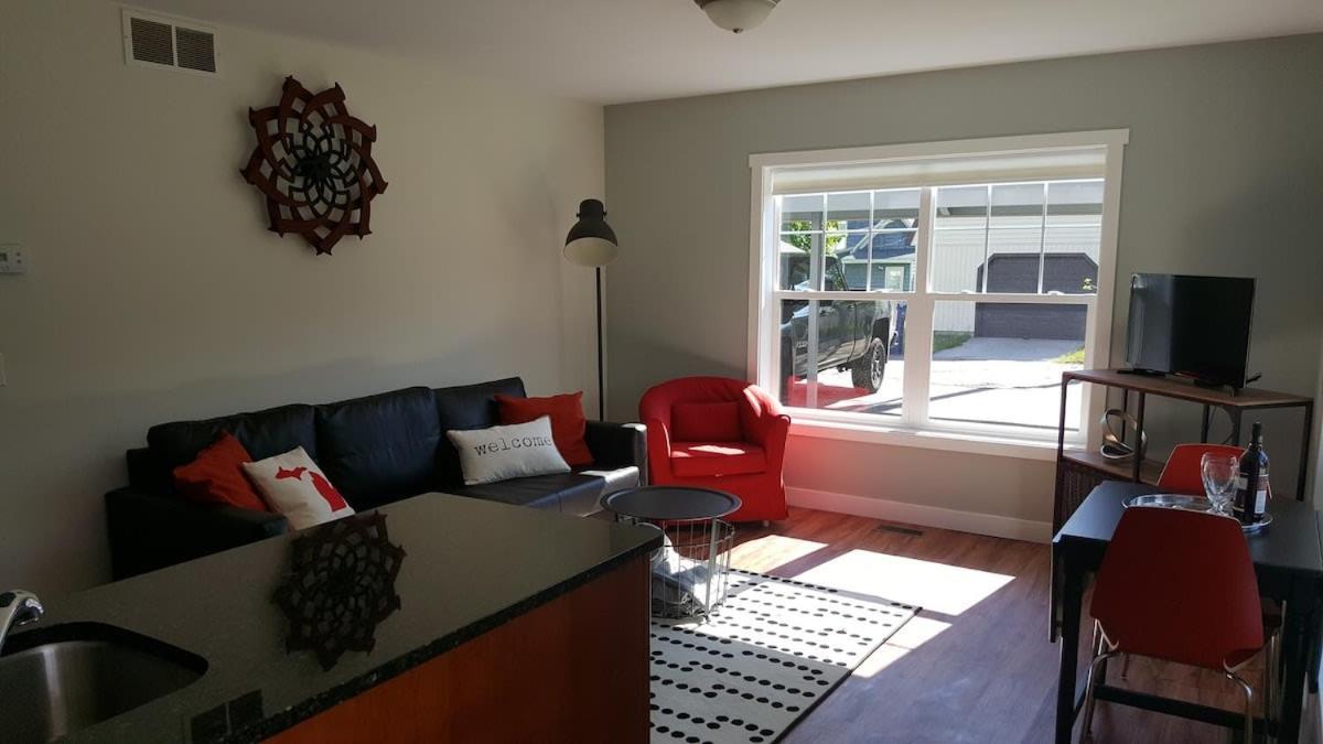 Modern And Pristine Condo -By The Gt Commons 特拉弗斯城 外观 照片